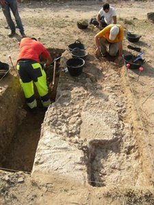 Operarios Trabajando Sobre Uno De Los Depósitos Romanos.