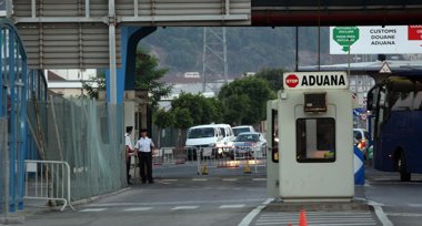 Foto: España endurece los controles fronterizos con Gibraltar (EUROPA PRESS)