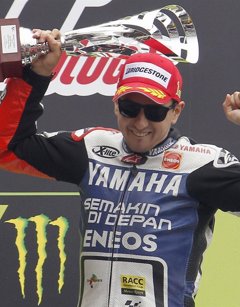 Foto: Lorenzo reina bajo la lluvia (REUTERS)