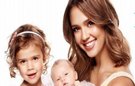 Jessica Alba posa con sus hijas para su empresa