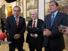 El presidente extremeño, contra las cuerdas al rechazar IU su plan de ajuste