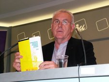 Cayo Lara admite su deseo de que haya un cambio de mayoría de gobierno en Extremadura