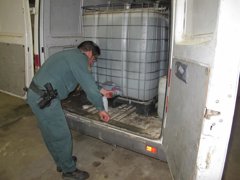Foto: Hallan 2.000 litros de aceite sin etiqueta ni registro sanitario (EUROPA PRESS/GUARDIACIVIL)