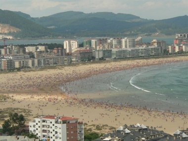 Foto: Las playas de Merón, El Sable, La Arena y La Salvé, distinguidas con la bandera 'Q' de calidad turística (AYUNTAMIENTO)