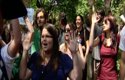 Estudiantes pitan a los príncipes y a Wert