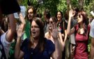 Estudiantes pitan a los príncipes y a Wert