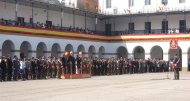 Foto: Cerca de medio millar de civiles juran bandera en un multitudinario acto en Valencia (EUROPA PRESS)