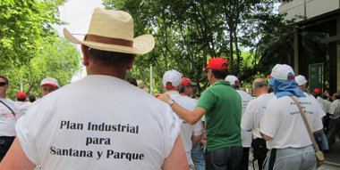 Foto: Exempleados de Santana protagonizan una cacerolada en Linares (EUROPA PRESS)