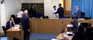 Foto: Un espontáneo irrumpe en la comisión Leveson para llamar "criminal de guerra" a Blair (SKYNEWS)