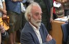 Javier Krahe se sienta en el banquillo