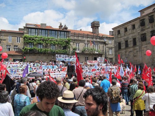 Miles de personas se manifiestan en defensa de la sanidad y contra los recortes