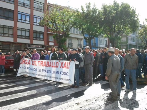 Unos 4.000 trabajadores de Navantia y del naval cortan el tráfico en Ferrol