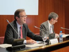 Jordi Gual (Economista Jefe De La Caixa) Y Ramon Bonastre (Generalitat)