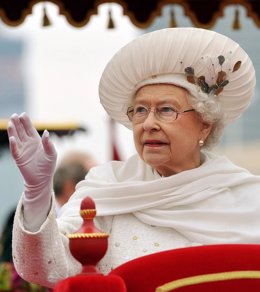 Foto: La Reina Isabell II se sube el sueldo (GETTY)
