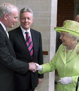 Foto: Isabel II se da un apretón de manos con Martin McGuinness, histórico dirigente del IRA ( POOL NEW / REUTERS)