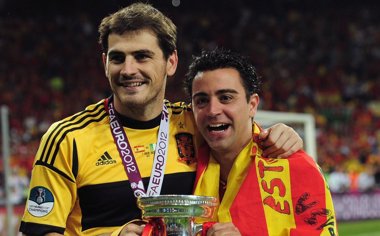 Foto: Xavi y Casillas se elevan a la altura de los más grandes (GETTY)
