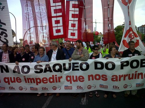 Miles de gallegos se movilizan contra "el saqueo del pueblo"