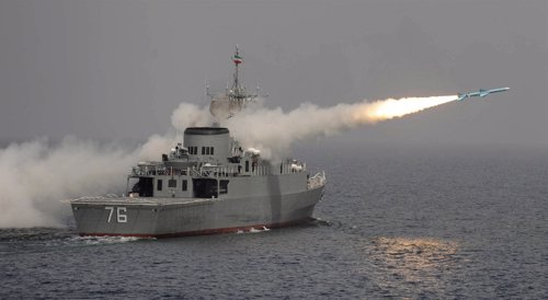 Barco De Guerra Iraní De Maniobras En El Estrecho De Ormuz