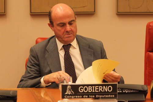 De Guindos no atisba liquidaciones de entidades viables, pero sí absorciones
