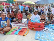 Trabajadores del Hospital Virgen del Rocio se 'visten' de playa