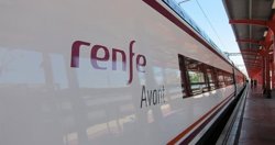 Foto: Renfe ya permite subir al AVE con el billete en el teléfono móvil (EUROPA PRESS)