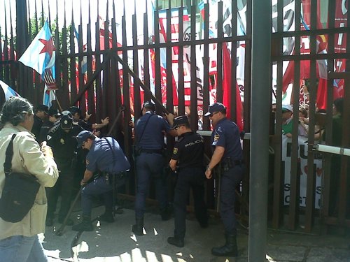 Intentan entrar en el Parlamento en protesta contra los recortes a funcionarios