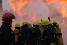 Bomberos tratan de sofocar un incendio.