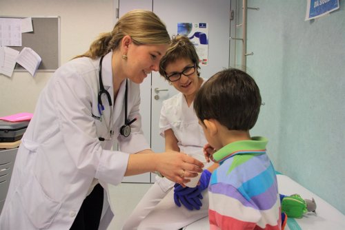 Un total de 89 médicos se declaran objetores para atender a inmigrantes sin papeles