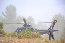 Helicóptero que colabora en el incendio de Torremanzanas