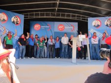 Los líderes sindicales y del PSOE cantando la Internacional al final del acto