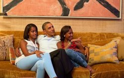 Obama sigue el discurso de su esposa acompañado de sus dos hijas
