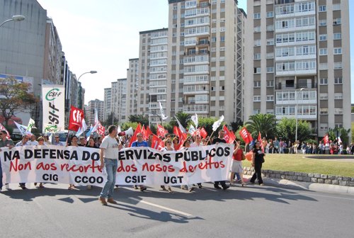 Centenares de trabajadores se concentran para protestar por los recortes
