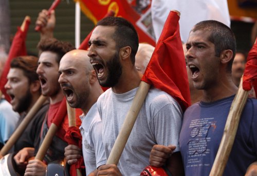 Miles de griegos salen a las calles de Tesalónica durante la visita de la 'troik