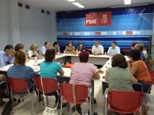 El PSOE exige que se devuelva la tarjeta sanitaria a los inmigrantes sin papeles