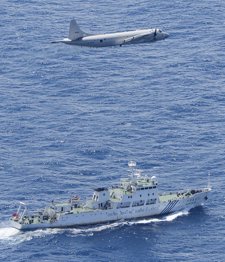 Avión militar japonés sobrevuela un barco guardacostas chino junto a las Senkaku