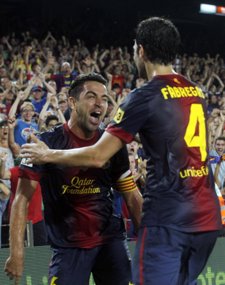 Xavi celebra el gol ante el Granada con Cesc
