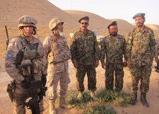 Un Militar Español Junto A Militares Afganos A Los Que Asesora