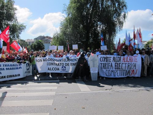 Un millar de trabajadores de Alcoa de toda España exigen una tarifa eléctrica que evite cierre de plantas