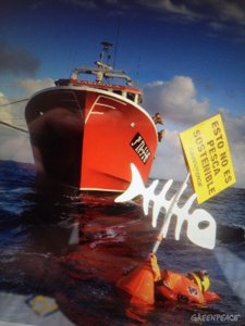 Acción de Greenpeace contra la pesca de arrastre en el puerto de Tarragona