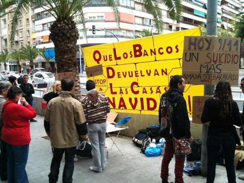 Acampada de Stop Desahucios frente a una sucursal bancaria de Alicante