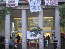 (Con sólo 131.892 más podrían haber pedido un referendum -para la reflexión de la Consejería de Sanidad-) Trabajadores de La Princesa entregan 368.108 firmas en Sanidad