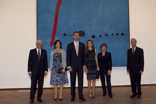 F.Glez.(BBVA), La Ministra G.Sinde, Los Príncipes, R.M.Malet Y J.Freixa (F.Miró)