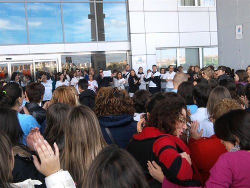 Vecinos se encierran en el Hospital Infanta Cristina para pedir la devolución de las pancartas retiradas