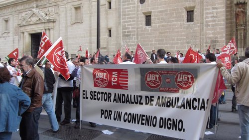 Empleados de ambulancias en una reciente concentración en el SAS