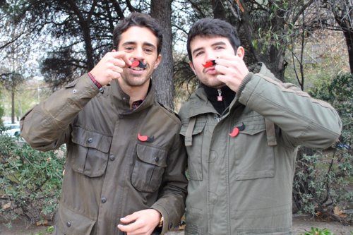 Imagen de dos personas con el lazo del Día Nacional de la Esclerosis Múltiple