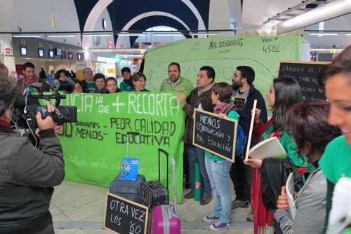Interinos se manifiestan en el Aeropuerto contra la Junta
