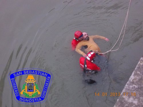 Bomberos rescatan a un hombre del río Urumea