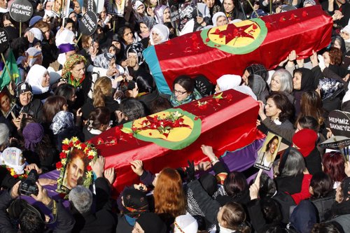 Masivo funeral por las tres víctimas kurdas asesinadas en París