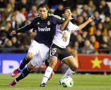 Cristiano Ronaldo disputa un balón ante el Valencia