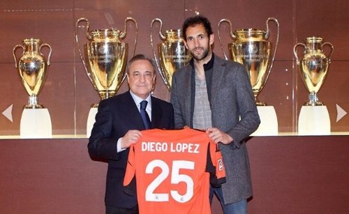 Diego López posa con la camiseta del Real Madrid